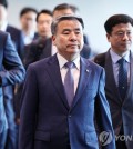 This file photo, taken June 2, 2023, shows former Defense Minister Lee Jong-sup (C) preparing to board a plane at Incheon International Airport in Incheon, west of Seoul. (Yonhap)