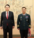 President Yoon Suk Yeol (L) poses for a photo with Gen. Kang Ho-pil, new vice chairman of the Joint Chiefs of Staff, at a ceremony at the presidential office in Seoul on April 24, 2024. (Pool photo) (Yonhap)