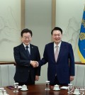 President Yoon Suk Yeol (R) and Democratic Party leader Lee Jae-myung shake hands during their first-ever meeting at the presidential office in Seoul on April 29, 2024. (Yonhap)
