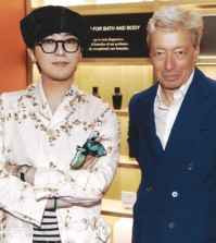 G-Dragon (L), K-pop band BIGBANG's main rapper, poses for photos with Frederic Malle, the founder of the renowned French perfume brand Editions de Parfums Frederic Malle, in this photo provided by Galaxy Corp. (PHOTO NOT FOR SALE) (Yonhap)