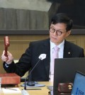 Bank of Korea (BOK) Gov. Rhee Chang-yong bangs the gavel to open a Monetary Policy Committee meeting at the central bank in Seoul on April 12, 2024. (Pool photo) (Yonhap)