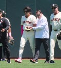 May 12, 2024; San Francisco, California, USA; San Francisco Giants outfielder Jung Hoo Lee (51) walks off the field with an injury accompanied by senior director of athletic training Dave Groeschner (second from right) and manager Bob Melvin (6) (first from right) against the Cincinnati Reds during the first inning at Oracle Park. Mandatory Credit: Robert Edwards-USA TODAY Sports