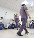 Patients on wheelchairs wait to receive treatment at a major hospital in Seoul on May 7, 2024. (Yonhap)