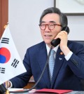 Foreign Minister Cho Tae-yul holds phone talks with U.S. Secretary of State Antony Blinken at his office in Seoul on May 17, 2024, in this photo provided by the foreign ministry. (PHOTO NOT FOR SALE) (Yonhap)