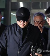 Popera singer Kim Ho-joong speaks after facing police questioning at the Seoul Gangnam Police Station in Seoul on May 21, 2024. (Yonhap)