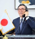 Foreign Minister Cho Tae-yul speaks over the phone with Japanese Foreign Minister Yoko Kamikawa on May 22, 2024, in this photo provided by Cho's office. (PHOTO NOT FOR SALE) (Yonhap)