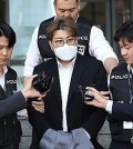Trot singer Kim Ho-joong (C) answers questions from reporters before leaving the Seoul Gangnam Police Station in the capital city on May 31, 2024. (Yonhap)