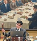 Bank of Korea (BOK) Gov. Rhee Chang-yong bangs the gavel to open a Monetary Policy Committee meeting at the central bank in Seoul, in this file photo taken Jan. 16, 2025. (Pool photo) (Yonhap)