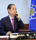 Acting President and Prime Minister Han Duck-soo holds phone talks with U.S. President Donald Trump at his office in Seoul on April 8, 2025, in this photo provided by the Prime Minister's Office. (PHOTO NOT FOR SALE) (Yonhap)