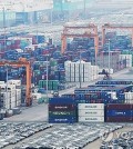 Containers are stacked at a port in the city of Pyeongtaek, Gyeonggi Province, on April 9, 2025. (Yonhap)