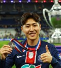 Soccer Football - Coupe de France - Final - Paris St Germain v Stade de Reims - Stade de France, Saint-Denis, France - May 24, 2025 Paris St Germain's Lee Kang-in celebrates after winning the Coupe de France REUTERS/Denis Balibouse