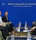 This photo, provided by the Ministry of Trade, Industry and Energy, shows Trade Minister Cheong In-kyo (R) holding talks with U.S. Trade Representative Jamieson Greer (2nd from L) on the sidelines of the Asia-Pacific Economic Cooperation trade ministers' meeting on the southern resort island of Jeju on May 15, 2025. (PHOTO NOT FOR SALE) (Yonhap)