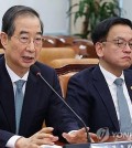Former Prime Minister Han Duck-soo (L) and former Deputy Prime Minister Choi Sang-mok (Yonhap)