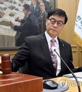 Bank of Korea (BOK) Gov. Rhee Chang-yong bangs the gavel to open a Monetary Policy Committee meeting at the central bank in Seoul on May 29, 2025. (Pool photo) (Yonhap)