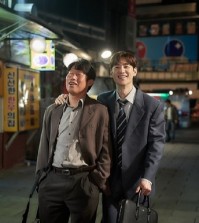 A still from "Big Deal," provided by Show Box, features Jong-rok, played by Yoo Hae-jin (L), and In-beom, portrayed by Lee Je-hoon. (PHOTO NOT FOR SALE) (Yonhap)