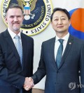 South Korea's Industry and Trade Minister Ahn Duk-geun (R) and U.S. Trade Representative Jamieson Greer pose for a photo during their meeting in Washington on April 24, 2025, in this photo provided by Seoul's industry ministry. (PHOTO NOT FOR SALE) (Yonhap)