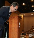 SK Telecom Co. Chief Executive Officer (CEO) Ryu Young-sang bows to apologize for a large-scale data breach during a media briefing at the company's headquarters in downtown Seoul on May 2, 2025. (Yonhap)