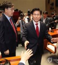 Kim Moon-soo (R), presidential candidate of the conservative People Power Party (PPP), walks out of a general meeting of PPP lawmakers at the National Assembly on May 9, 2025, after the PPP leadership pressures him to merge his candidacy with former Prime Minister Han Duck-soo. (Yonhap)