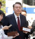 Former President Yoon Suk Yeol (C) arrives at the Seoul Central District Court in the capital city on May 12, 2025, to attend the third hearing of his insurrection trial. (Pool photo) (Yonhap)