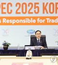 South Korean Trade Minister Cheong In-kyo (C) delivers an opening address as a trade ministers' meeting of the Asia-Pacific Economic Cooperation (APEC) member economies kicks off on the southern resort island of Jeju on May 15, 2025. (Yonhap)