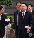 Former President Yoon Suk Yeol (C) arrives at the Seoul Central District Court in the capital city on May 19, 2025. (Pool photo) (Yonhap)