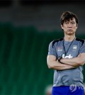(서울=연합뉴스) 한국 축구대표팀 홍명보 감독이 3일(현지시간) 이라크 바스라 알 파이하 스타다움에서 열린 훈련을 지켜보고 있다. 축구대표팀은 6일 이라크를 상대로 2026 북중미 월드컵 아시아 3차 예선 B조 9차전을 치른다. 2025.6.4 [대한축구협회 제공. 재판매 및 DB 금지]