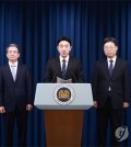 Presidential chief of staff Kang Hoon-sik (C) holds a press briefing at the presidential office in Seoul on June 6, 2025, to introduce newly appointed presidential aides. (Yonhap)
