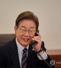 President Lee Jae-myung speaks by phone with Japanese Prime Minister Shigeru Ishiba from the presidential office in Seoul on June 9, 2025, in this photo provided by Lee's office. (PHOTO NOT FOR SALE) (Yonhap)