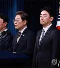 President Lee Jae-myung (C) delivers his first personnel announcement during a press conference at the presidential office in Seoul on June 4, 2025. (From L to R) National Intelligence Service chief nominee Lee Jong-seok, Prime Minister nominee Kim Min-seok, Lee, chief of staff Kang Hoon-sik and National Security Adviser Wi Sung-lac. (Yonhap)