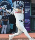 Go Seung-min of the Lotte Giants hits an RBI single against the LG Twins during a Korea Baseball Organization regular-season game at Sajik Baseball Stadium in Busan, some 320 kilometers southeast of Seoul, in this July 1, 2025, file photo. (Yonhap)